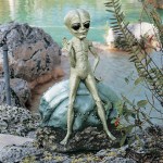 Design Toscano Roswell The Alien With Spacecraft Statue