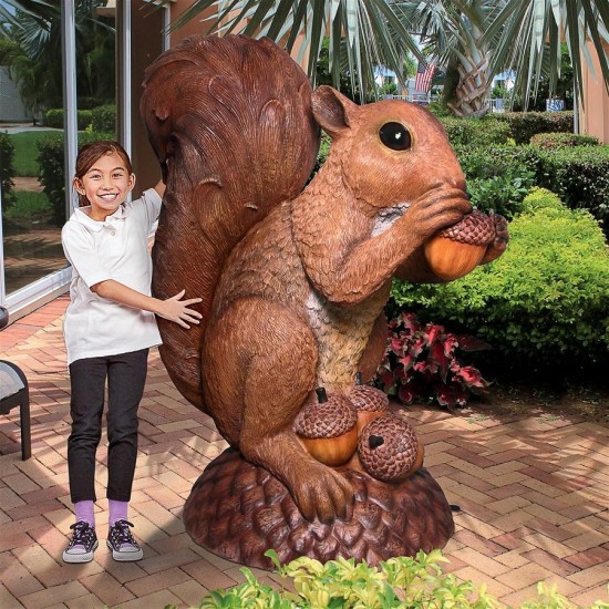 Design Toscano Wirral The Enormous Squirrel Statue