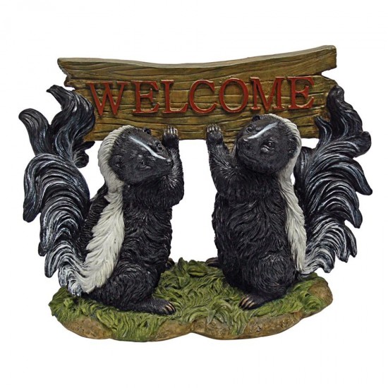 Design Toscano Something In The Air Skunk Welcome Sign