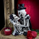 Design Toscano Kissing Bride And Groom Skeletons